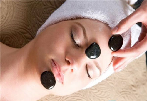 Bước 2: massage mặt bằng đá nóng